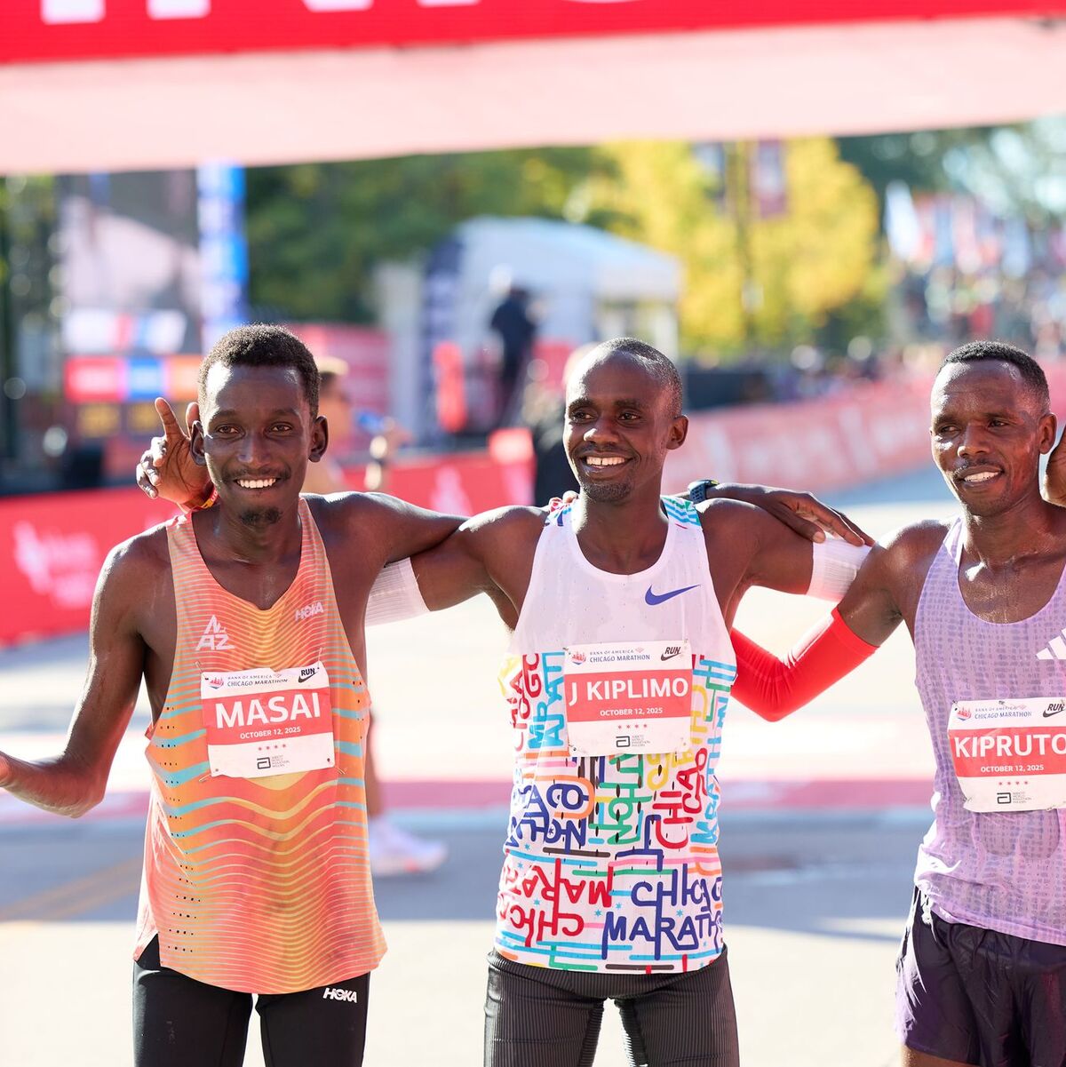 Jacob Kiplimo (M) aus Uganda hat den Chicago-Marathon gewonnen.  - Foto: Richard Dizon/ZUMA Press Wire/dpa