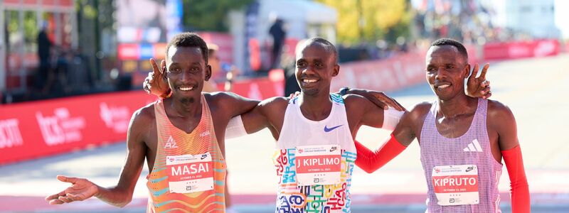 Jacob Kiplimo (M) aus Uganda hat den Chicago-Marathon gewonnen.  - Foto: Richard Dizon/ZUMA Press Wire/dpa