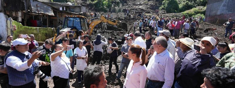 Präsidentin Sheinbaum besuchte eine betroffene Gemeinde im zentralen Bundesstaat Puebla. - Foto: -/Handout Präsidentenamt Mexiko/dpa
