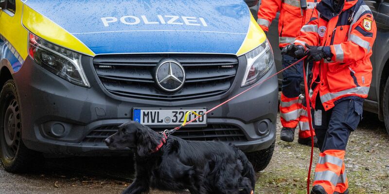 Bei der Suche nach dem Jungen kamen auch Spürhunde zum Einsatz. - Foto: Stefan Sauer/dpa