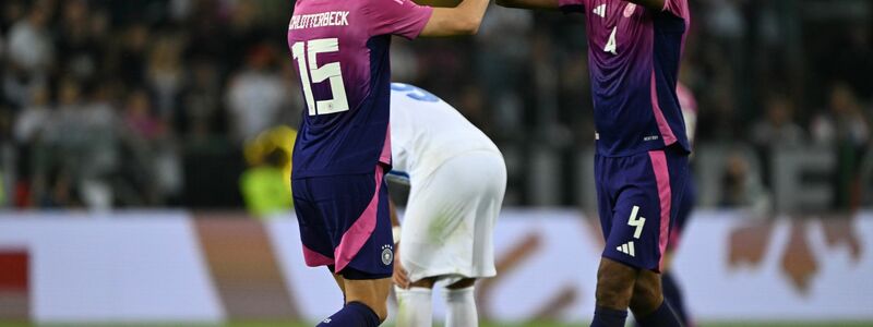 Zwei, die sich verstehen auf dem Platz: Nico Schlotterbeck (l) und Jonathan Tah. - Foto: Federico Gambarini/dpa