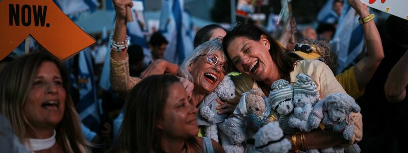 Tausende Menschen versammelten sich in Tel Aviv.  - Foto: Emilio Morenatti/AP/dpa