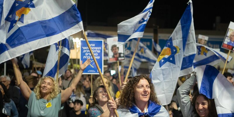 Bisher übergab die Hamas nur vier Särge. Laut Vereinbarung soll sie jedoch alle 28 toten Geiseln zurückgeben. (Archivbild) - Foto: Ilia Yefimovich/dpa