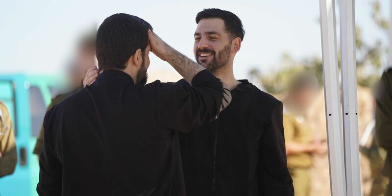 Die deutsch-israelischen Geiseln Gali und Ziv Berman nach ihrer Freilassung. - Foto: -/IDF/dpa