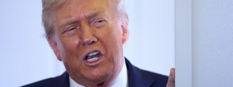 US-Präsident Donald Trump wird von seinem Schwiegersohn Jared Kushner begrüßt.  - Foto: Evan Vucci/AP/dpa