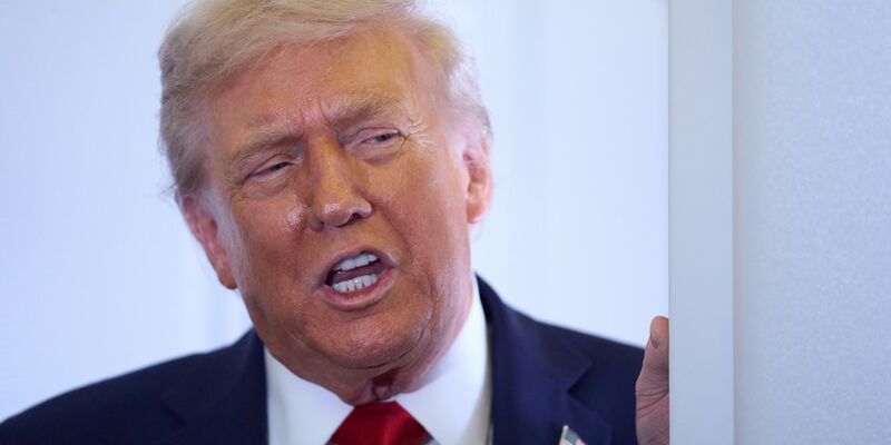 US-Präsident Donald Trump spricht mit Reportern an Bord der Air Force One. - Foto: Evan Vucci/AP/dpa
