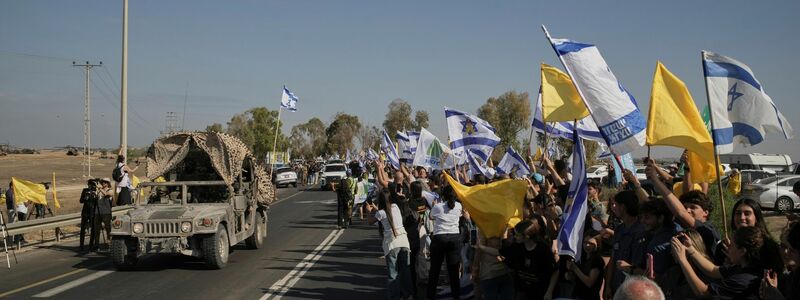 Die Geiseln wurden mit großer Freude und Erleichterung in Israel empfangen. - Foto: Leo Correa/AP/dpa