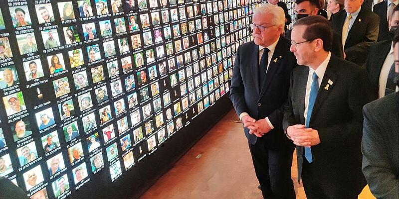 Frank-Walter Steinmeier und Isaak Herzog vor einer Installation, die die Opfer des von der Hamas ausgeführten Terror-Anschlags vom 7. Oktober zeigt (Archiv) - Foto: über dts Nachrichtenagentur