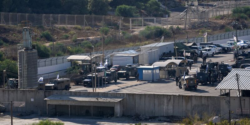 TV-Berichten zufolge fuhren erste Busse mit von Israel freigelassenen Palästinensern vom Ofer-Gefängnis bei Jerusalem ab. - Foto: Majdi Mohammed/AP/dpa