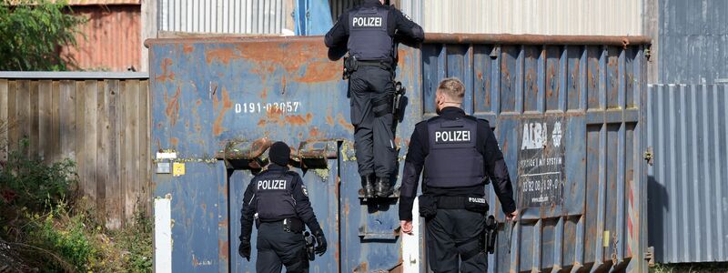 Einsatzkräfte suchten weiter nach dem vermissten Kind.  - Foto: Bernd Wüstneck/dpa