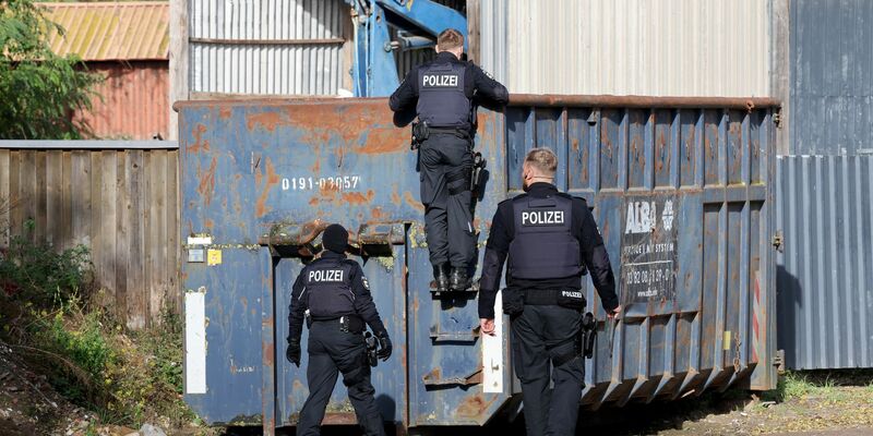 Weil im Inselsee südlich von Güstrow mehrere Spürhunde bei der Suche nach dem vermissten achtjährigen Fabian angeschlagen hatten, kommen nun Taucher zum Einsatz. - Foto: Bernd Wüstneck/dpa