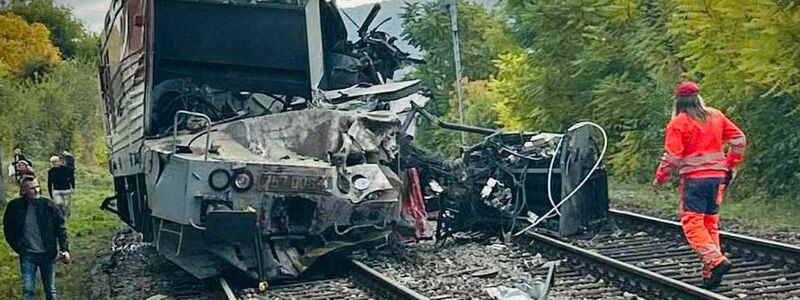 Die Unfallstelle nach dem Zusammenstoß zweier Schnellzüge. - Foto: Kr Pz V Košiciach/TASR/dpa