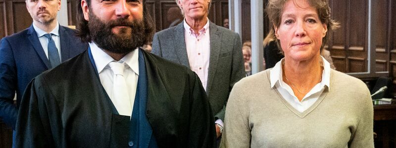 Die Angeklagte Block (rechts) steht vor Beginn des Verhandlungstags neben ihrem Anwalt im Gerichtssaal.  - Foto: Daniel Bockwoldt/dpa Pool/dpa