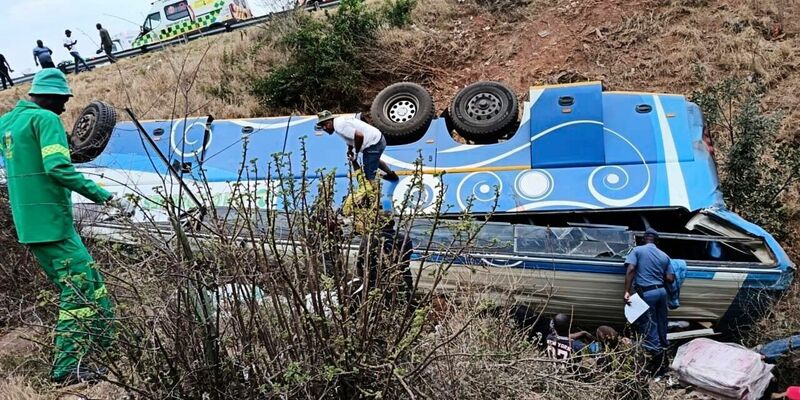 Der Fahrer soll die Kontrolle über den Reisebus verloren haben.  - Foto: Uncredited/South African Department of Transport and Community Safety/AP/dpa