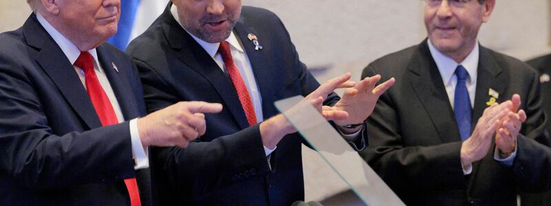 Nach seiner Rede in der Knesset in Jerusalem wollte US-Präsident Donald Trump noch freigelassene frühere Hamas-Geiseln in einem Krankenhaus bei Tel Aviv besuchen. Dort werden unter anderem auch die am Morgen im Gazastreifen freigelassenen Deutsch-Israelis Gali und Ziv Berman behandelt. - Foto: Chip Somodevilla/Getty Images Europe/AP/dpa