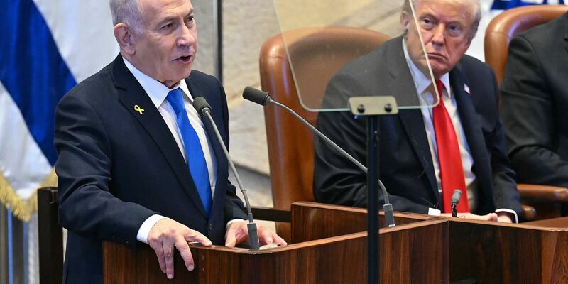 US-Präsident Donald Trump (r) mit dem israelischen Regierungschef Benjamin Netanjahu in der Knesset.  - Foto: Saul Loeb/POOL AFP/AP/dpa