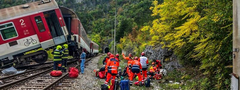Auf diesem von der slowakischen Polizei veröffentlichten Foto behandeln Rettungskräfte verletzte Fahrgäste nach dem Zugunglück. - Foto: Slovak Police/Slovak Police/AP/dpa