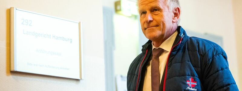 Hafenchef Meier sagte im Prozess zu Kontakten aus, die er vermittelte. - Foto: Daniel Bockwoldt/dpa
