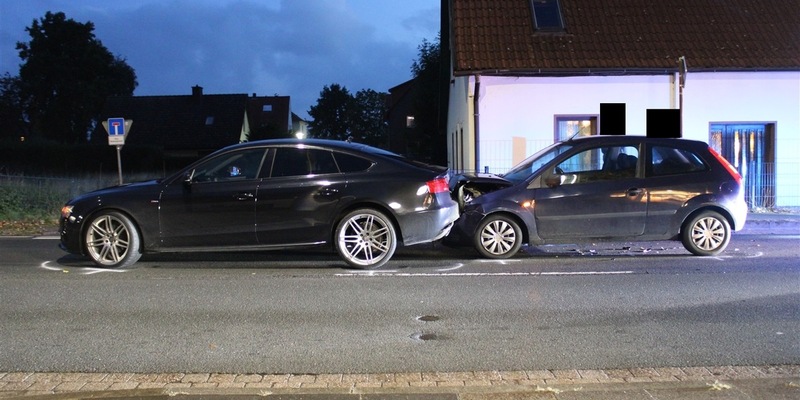 POL-MI: Auffahrunfall in den frühen Morgenstunden - ein Leichtverletzter, zwei Fahrzeuge nicht mehr fahrbereit - Foto: presseportal.de