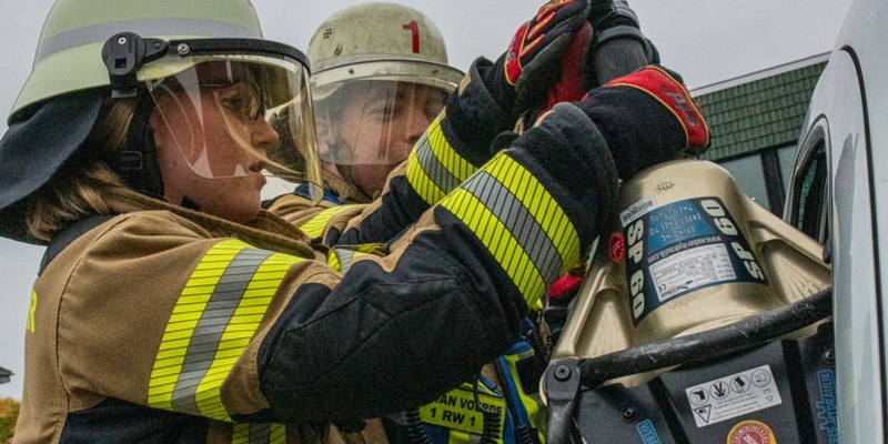 FW Voerde: Schwerer Verkehrsunfall auf dem Rathausplatz in Voerde - Foto: presseportal.de