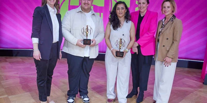 Besondere Mutmacher bei FUNKEs Female Future Force Day ausgezeichnet: Khalida Popal und Max Schneller erhalten be bold-Award in Berlin - Foto: presseportal.de