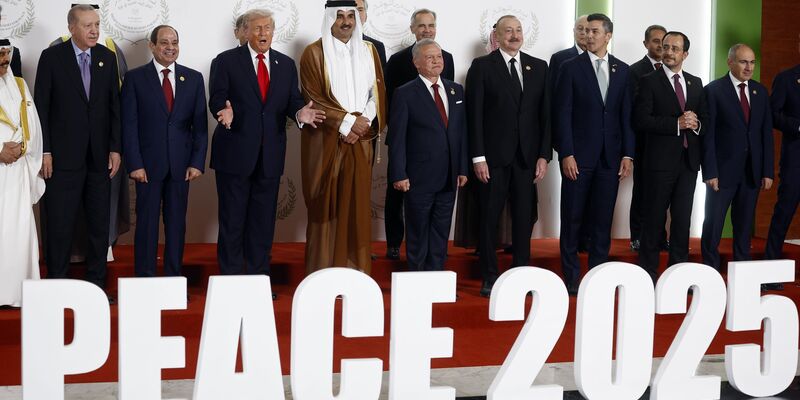 Frankreichs Präsident Emmanuel Macron freute sich über die Teilnahme des Palästinenserpräsidenten Mahmud Abbas am internationalen Gaza-Friedensgipfel. - Foto: Yoan Valat/Pool EPA/AP/dpa