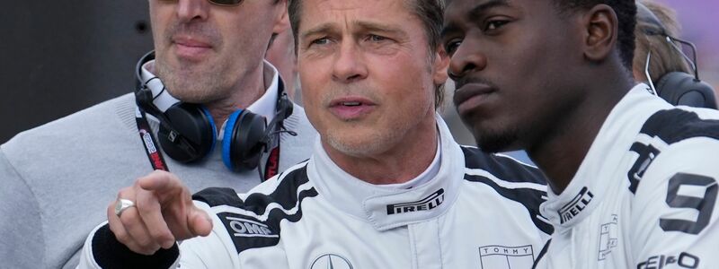 Bild von den Dreharbeiten im Sommer 2023 in Silverstone: Brad Pitt (Mitte) spricht mit Schauspielkollege Damson Idris (rechts). (Archivbild) - Foto: Luca Bruno/AP/dpa