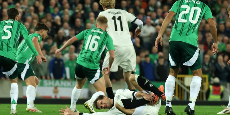 Von Woltemades Schulter ging der Ball ins Tor.  - Foto: Christian Charisius/dpa