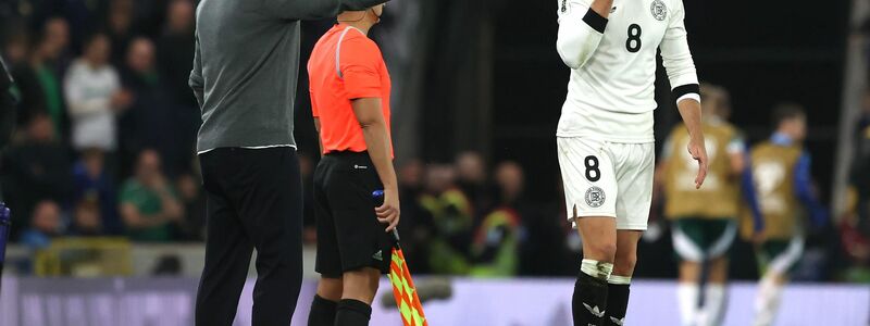 Julian Nagelsmann hat seine Jacke abgelegt und gibt Anweisungen. - Foto: Liam Mcburney/PA Wire/dpa