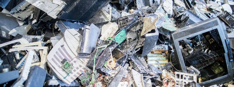 Elektroschrott liegt in einer Halle einer Recyclingfirma. (Archivbild) - Foto: Marcel Kusch/dpa