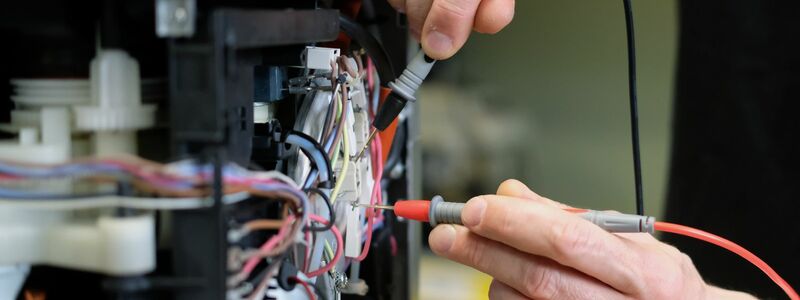 Elektrogeräte lassen sich oft reparieren. (Archivbild) - Foto: Sebastian Willnow/dpa