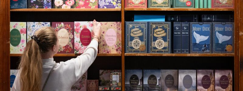 Neuerscheinungen entdecken, bei Lesungen und Diskussionen zuhören, Bücher signieren lassen: die Buchmesse ist vielfältig. (Archivbild) - Foto: Boris Roessler/dpa