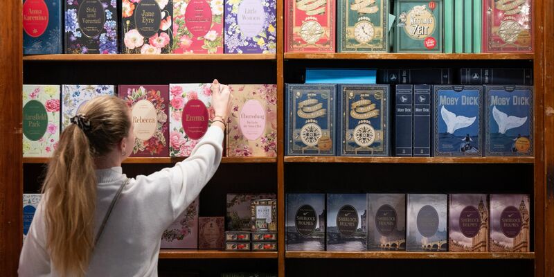 Neuerscheinungen entdecken, bei Lesungen und Diskussionen zuhören, Bücher signieren lassen: die Buchmesse ist vielfältig. (Archivbild) - Foto: Boris Roessler/dpa