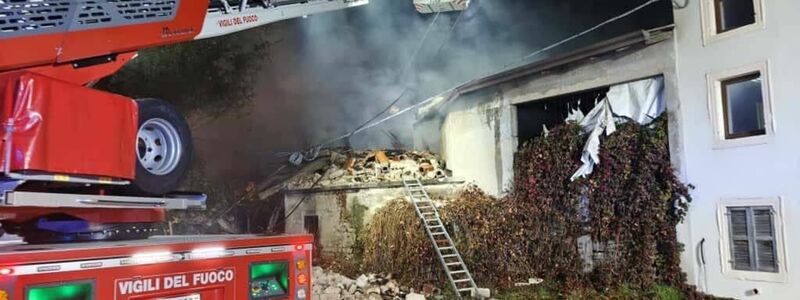 Bei der Explosion wurden drei Polizisten getötet.  - Foto: --/Italienische Feuerwehr/dpa