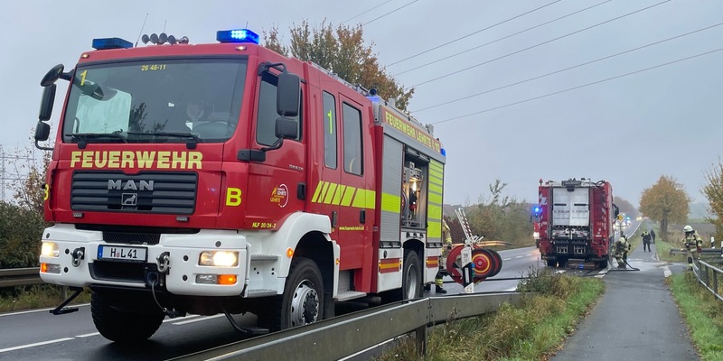 FW Lehrte: Müllwagen brennt auf der B443 zwischen Lehrte und Sehnde - Foto: presseportal.de