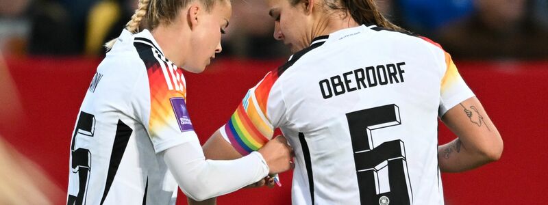 Giulia Gwinn (l.) und Lena Oberdorf kehren ins DFB-Team zurück. (Archivbild) - Foto: Sebastian Gollnow/dpa