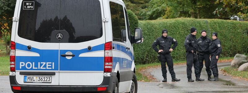 Ermittler gehen derzeit davon aus, dass es sich bei einer in einem Waldstück bei Güstrow gefundenen Kinderleiche um den vermissten achtjährigen Fabian handelt. - Foto: Bernd Wüstneck/dpa