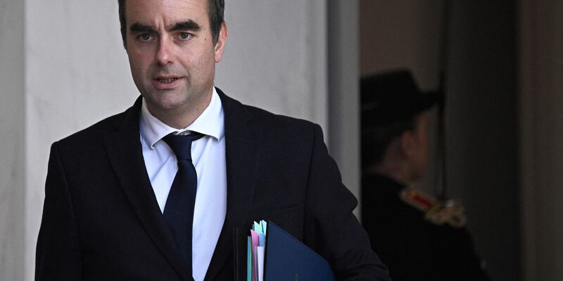 Frankreichs Pemier Lecornu setzt Rentenreform aus. - Foto: Julien De Rosa/AFP/dpa