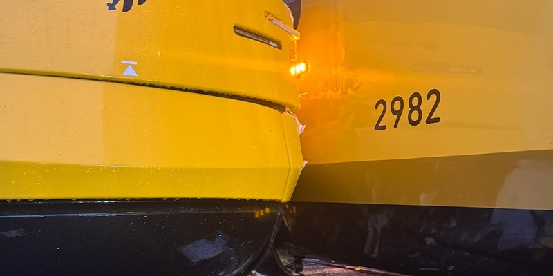 FW Dresden: Verkehrsunfall zwischen zwei Straßenbahnen - sechs Verletzte - Foto: presseportal.de