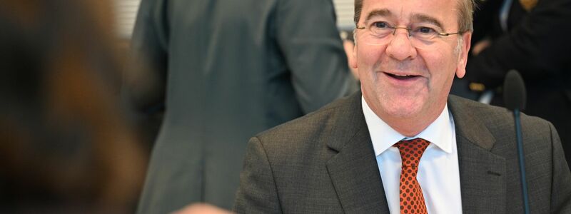 Der fröhliche Eindruck täuscht: In der SPD-Fraktionssitzung gab es von Verteidigungsminister Boris Pistorius sehr kritische Töne zum Wehrdienstvorschlag der Union.  - Foto: Niklas Graeber/dpa