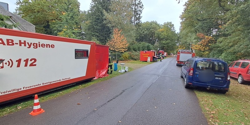 FW-ROW: Wohnhaus brennt nieder - Neue Container des Wechselladers im Einsatz - Foto: presseportal.de