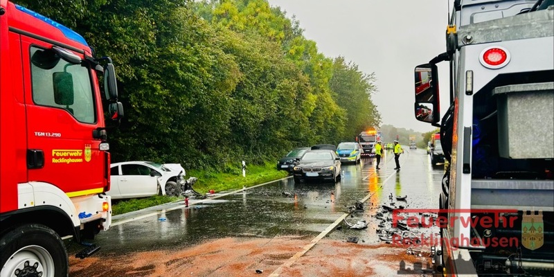 FW-RE: Frontalzusammenstoß - vier beteiligte Fahrzeuge - drei Verletzte, eine Person verstorben - Foto: presseportal.de