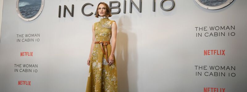 Keira Knightley vor einer «The Woman in Cabin 10»-Wand Ende September in London. (Archivbild) - Foto: Jordan Pettitt/PA Wire/dpa