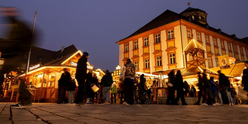 Das Winterdorf in der Bayreuther Fußgängerzone verbreitet schon ab Mitte Oktober weihnachtliche Stimmung. (Archivbild) - Foto: Pia Bayer/dpa