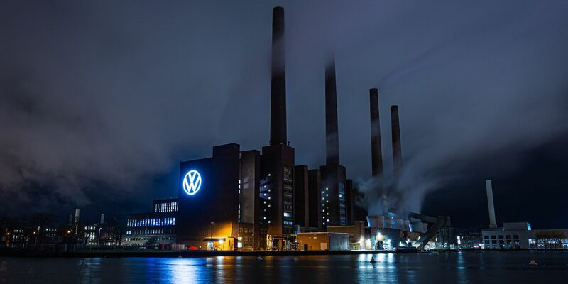Bei VW in Wolfsburg drohen rote Zahlen - wegen der Probleme bei Porsche. (Archivbild) - Foto: Moritz Frankenberg/dpa