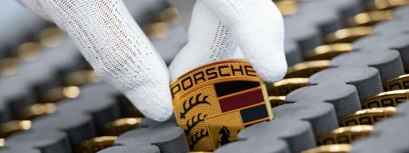 Der Sportwagenbauer Porsche ist bereits länger in schwerem Fahrwasser. - Foto: Marijan Murat/dpa