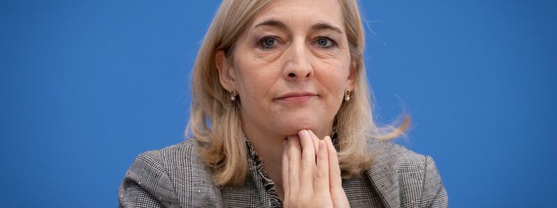 Ministerin Warken will jetzt vor allem bei den Klinik-Vergütungen sparen. (Archivbild) - Foto: Soeren Stache/dpa