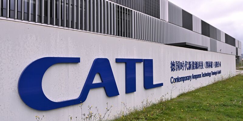 Batteriezellen werden beim Test in Arnstadt unterschiedlichen Umweltbedingungen ausgesetzt.  - Foto: Martin Schutt/dpa