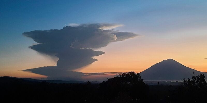 Immer wieder kommt es an dem Feuerberg zu Eruptionen, die Einwohner und auch Touristen in Schrecken versetzen. (Archivbild) - Foto: Andre Kriting/AP/dpa