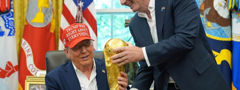 US-Präsident Donald Trump hat einen engen Draht zu FIFA-Chef Infantino. (Archivbild) - Foto: Jacquelyn Martin/AP/dpa
